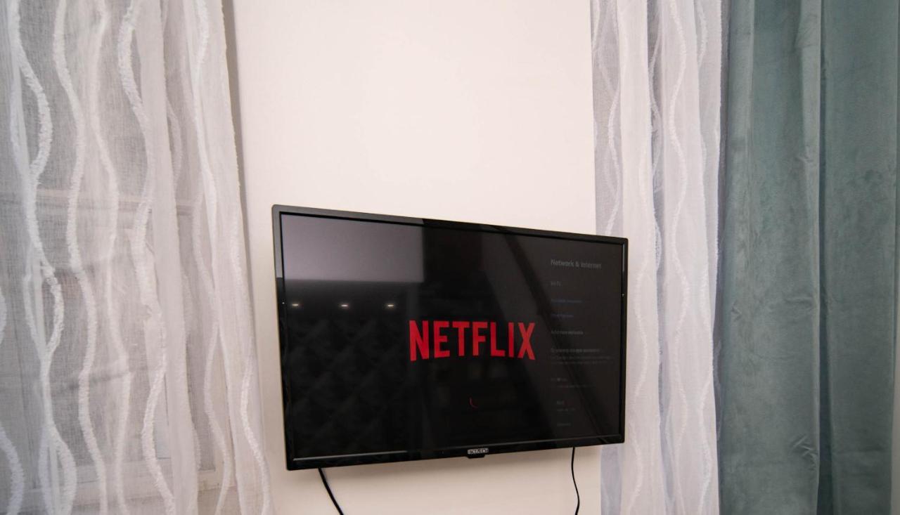 Free parking! Linden apartment, AC, Smart TV, WIFI Boedapest Buitenkant foto